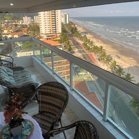 Mongagua Com Vista Para O Mar Pe Na Areia Buitenkant foto