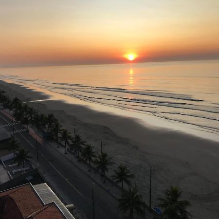 Mongagua Com Vista Para O Mar Pe Na Areia Buitenkant foto