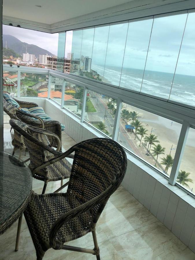 Mongagua Com Vista Para O Mar Pe Na Areia Buitenkant foto
