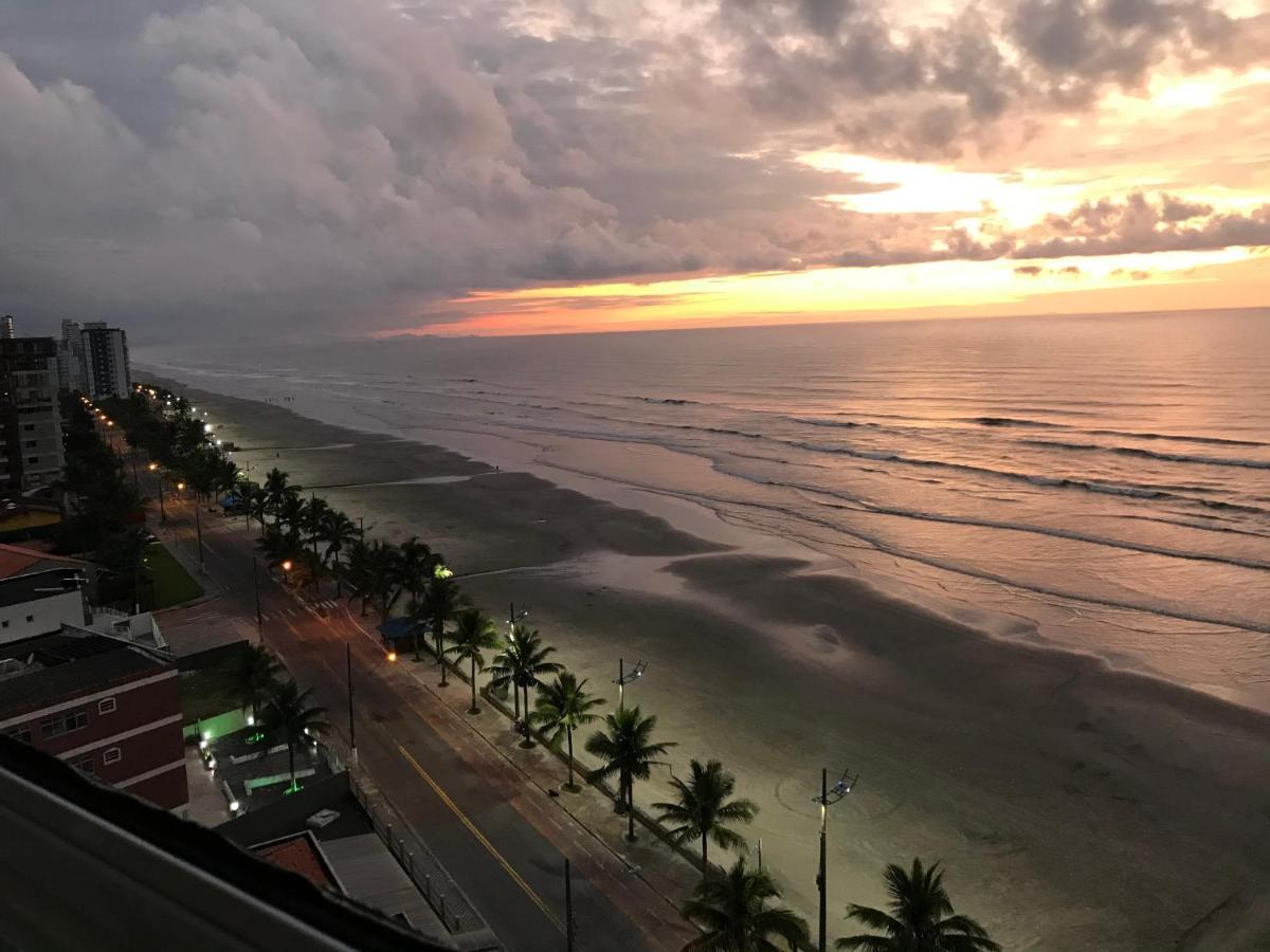 Mongagua Com Vista Para O Mar Pe Na Areia Buitenkant foto