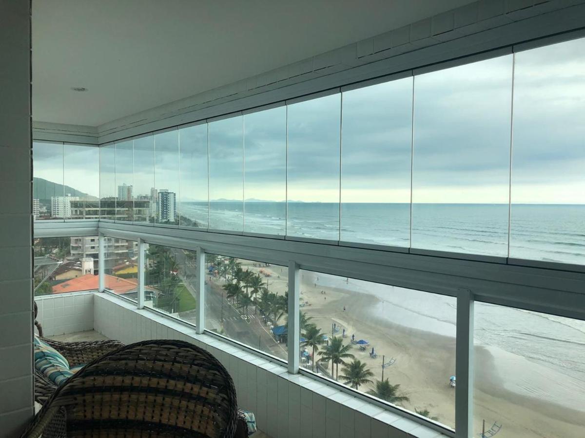 Mongagua Com Vista Para O Mar Pe Na Areia Buitenkant foto