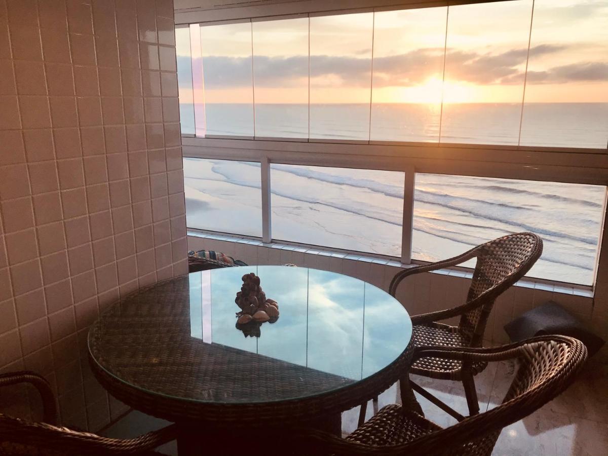 Mongagua Com Vista Para O Mar Pe Na Areia Buitenkant foto