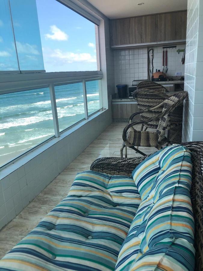 Mongagua Com Vista Para O Mar Pe Na Areia Buitenkant foto