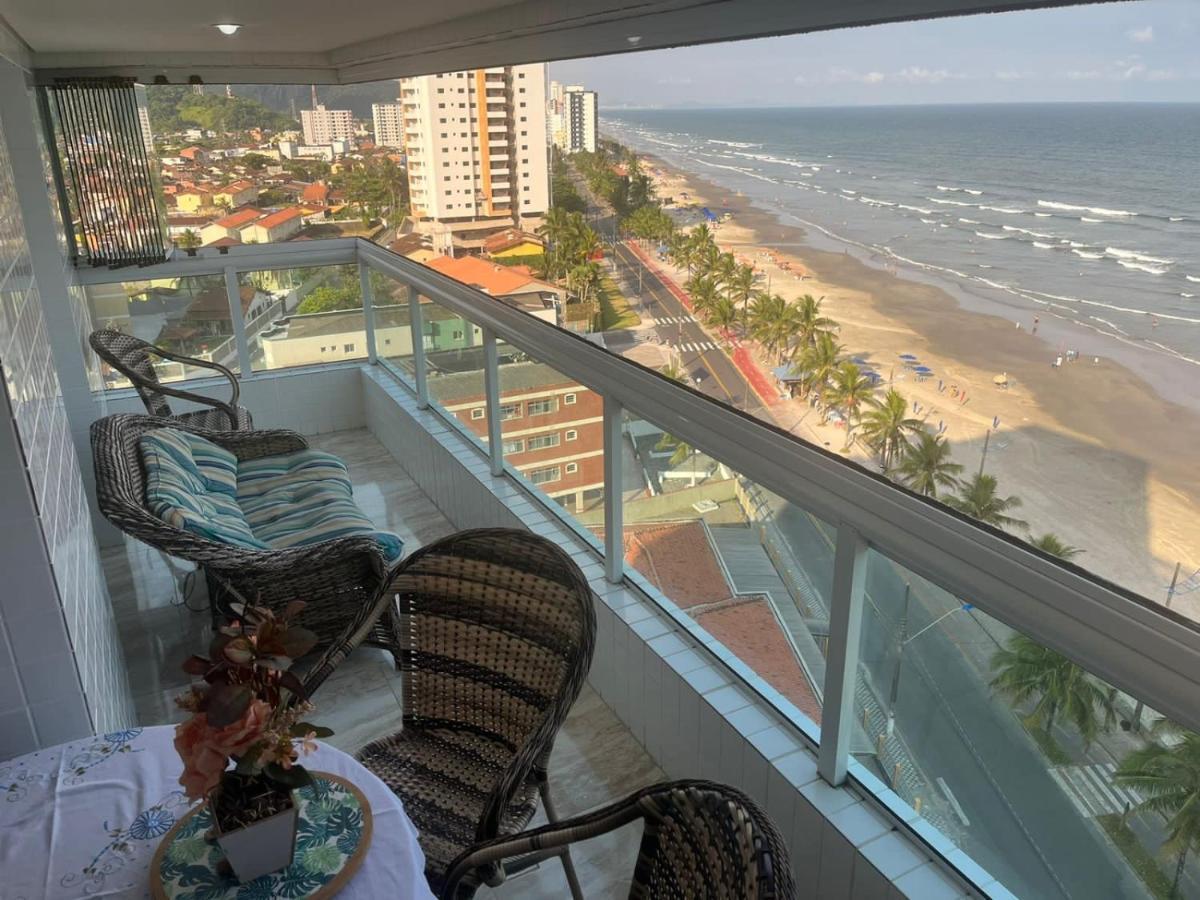 Mongagua Com Vista Para O Mar Pe Na Areia Buitenkant foto