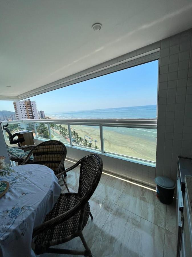 Mongagua Com Vista Para O Mar Pe Na Areia Buitenkant foto