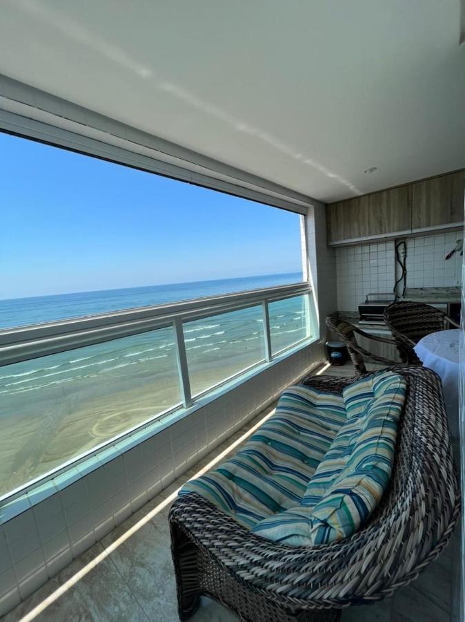 Mongagua Com Vista Para O Mar Pe Na Areia Buitenkant foto