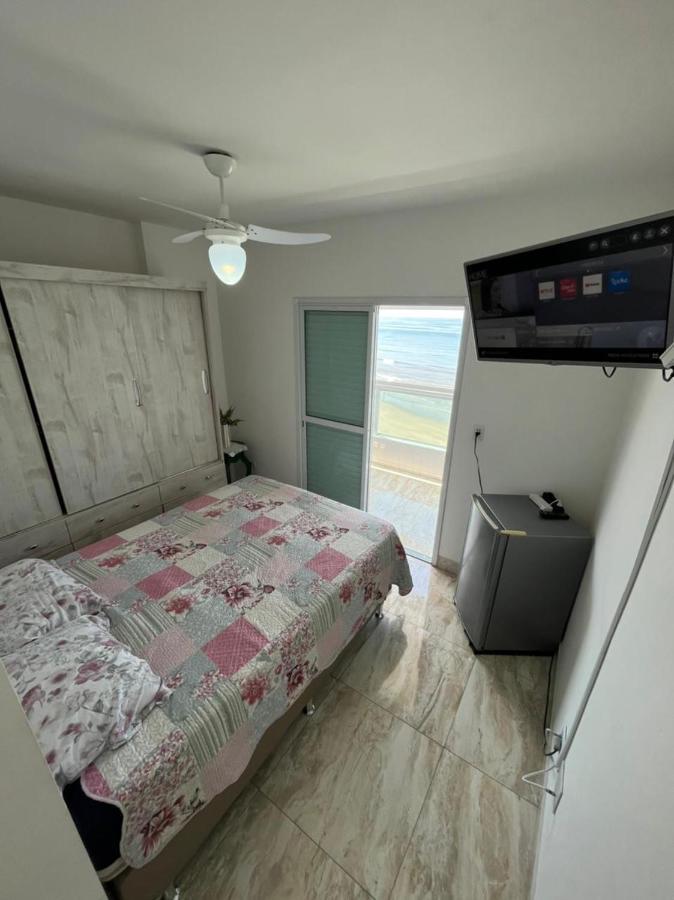 Mongagua Com Vista Para O Mar Pe Na Areia Buitenkant foto