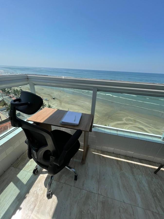 Mongagua Com Vista Para O Mar Pe Na Areia Buitenkant foto