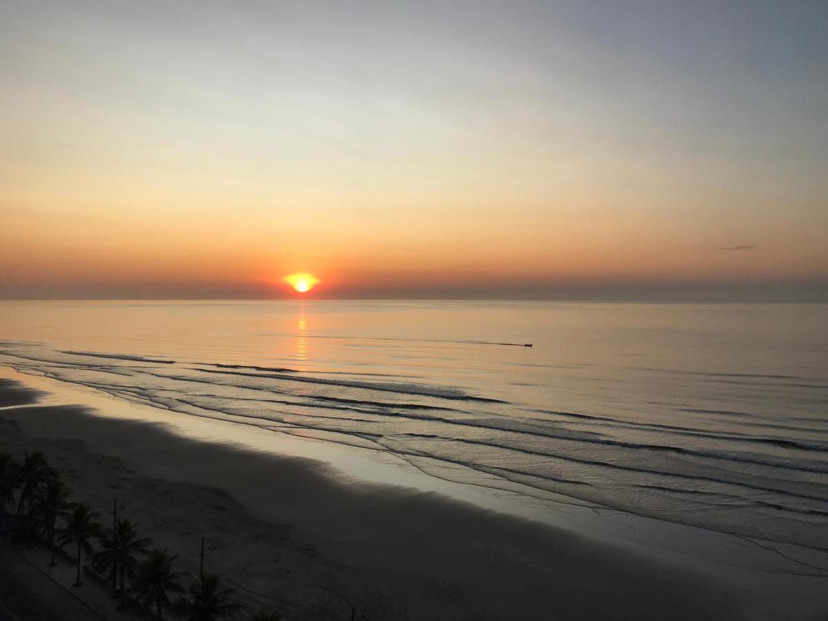 Mongagua Com Vista Para O Mar Pe Na Areia Buitenkant foto