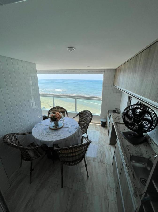 Mongagua Com Vista Para O Mar Pe Na Areia Buitenkant foto