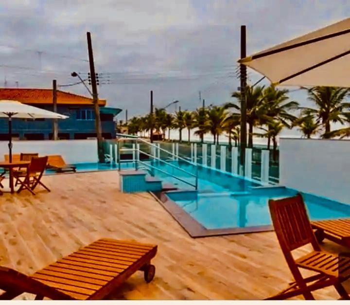 Mongagua Com Vista Para O Mar Pe Na Areia Buitenkant foto